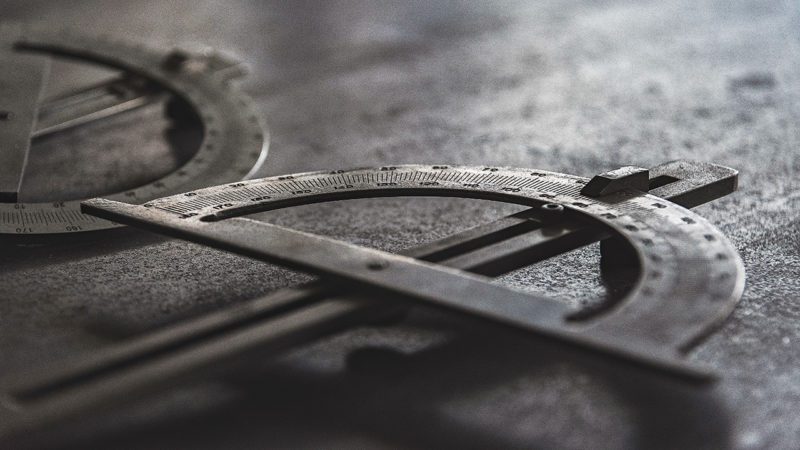 Metal measuring device