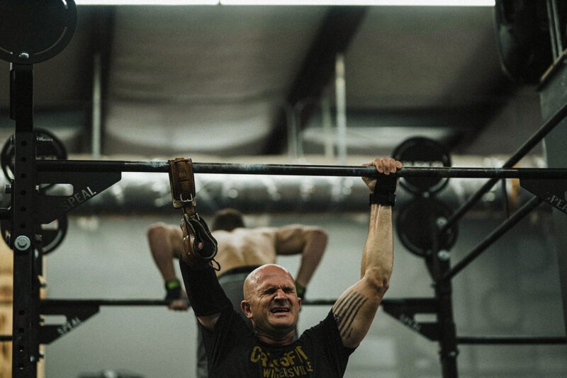 Soldier with prostheic arm lifting weights