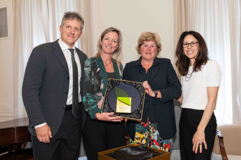 Emiliano Giovine, Tessa van Soest, Jacobien Viets, and Zvia Schoenberg display the 2026 Grunin Prize.